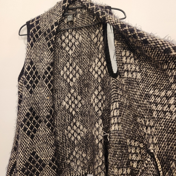 BCBGMaxAzria Fringed Sweater Vest - Picture 4 of 10